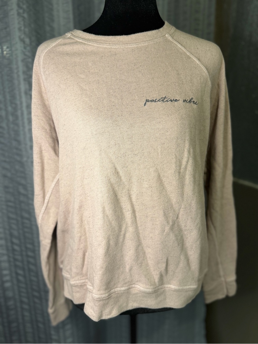 good hYOUman light pink positive vibes' Crewneck Sweater